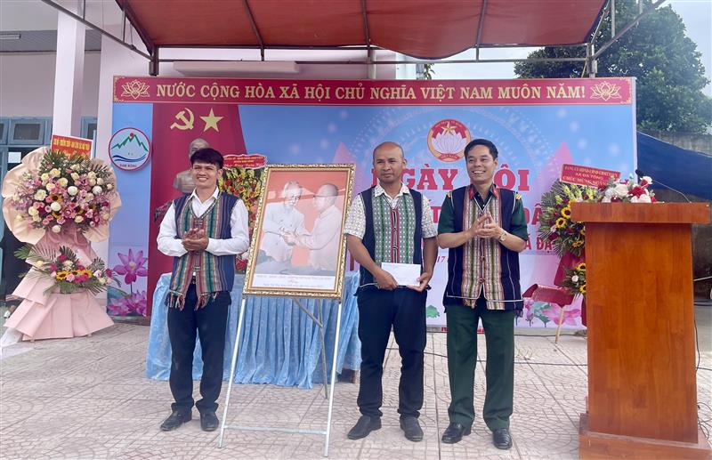 Đại tá Nguyễn Bình Sơn - UVBTV Tỉnh ủy, Chỉ huy trưởng Bộ Chỉ huy Quân sự tỉnh về dự ngày hội Đại đoàn kết toàn dân tộc tại thôn Liêng Trang 1