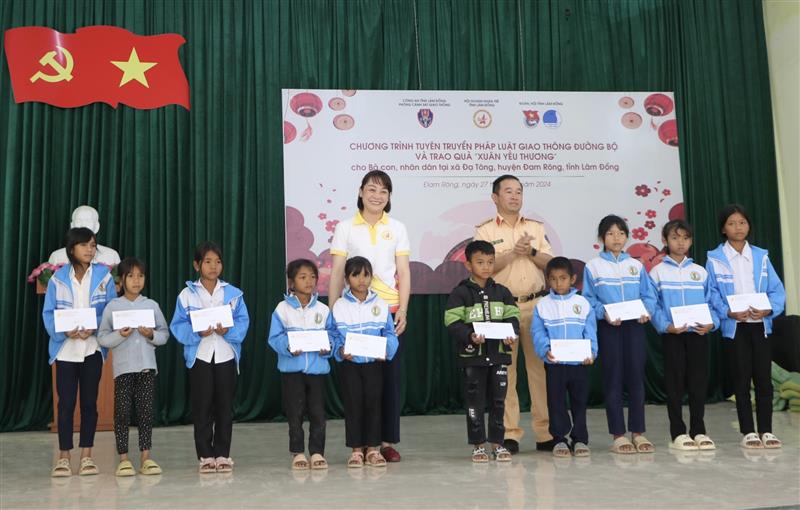 Đại diện Phòng CSGT Công an tỉnh và Hội Doanh nhân trẻ tỉnh Lâm Đồng trao học bổng cho học sinh gặp khó khăn