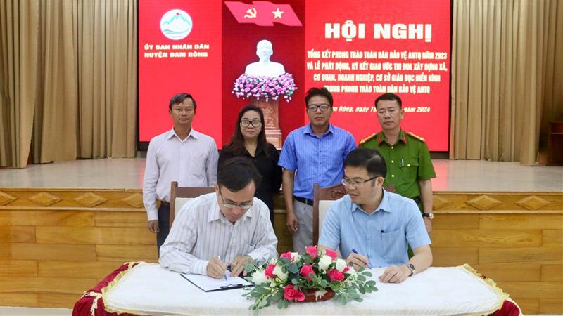 Các đơn vị thuộc huyện Đam Rông ký kết giao ước thi đua xây dựng đơn vị điển hình trong Phong trào Toàn dân bảo vệ ANTQ năm 2024