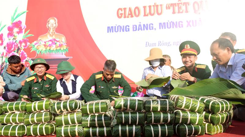 Cán bộ, chiến sĩ Ban CHQS huyện Đam Rông cùng gói bánh chưng với bà con Nhân dân xã Liêng S’rônh trong Chương trình “Tết quân dân” năm 2024