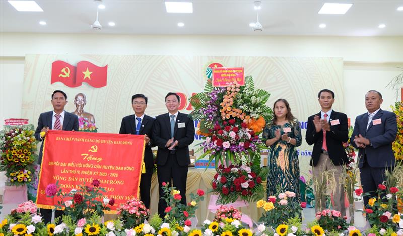 Đồng chí Nguyễn Văn Lộc – Bí thư Huyện ủy Đam Rông tặng hoa và bức trướng chúc mừng Đại hội