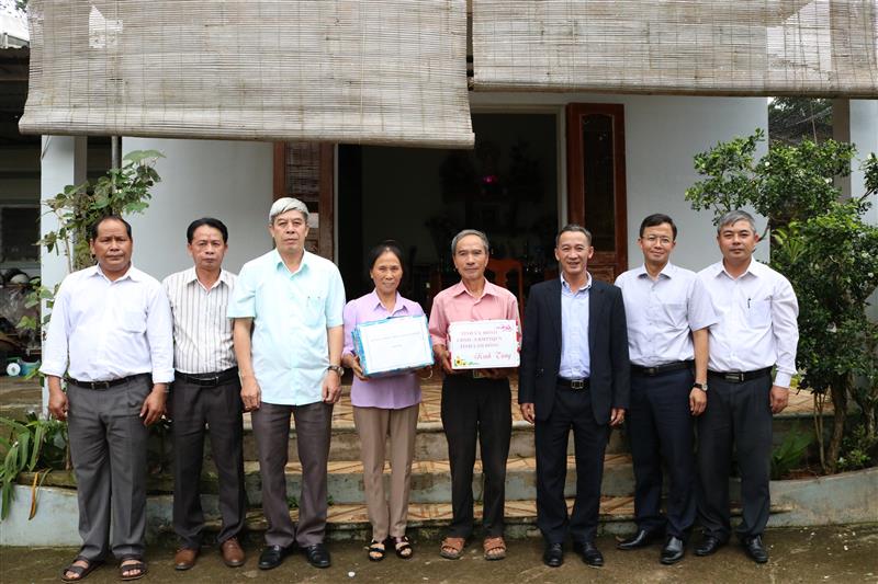 Đồng chí Trần Văn Hiệp – Phó Bí thư Tỉnh ủy trao tặng quà cho các thương binh tại xã Đạ K’nàng và Phi Liêng