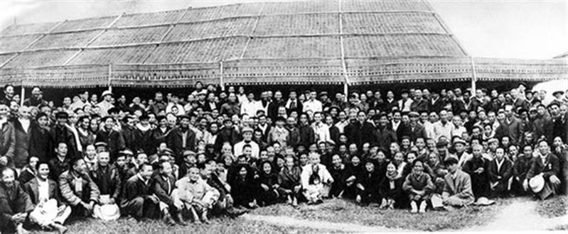 Ngày 9/12/1961, về thăm quê nhà lần thứ hai, Bác Hồ chụp ảnh với chiến sĩ phong trào 30-31.