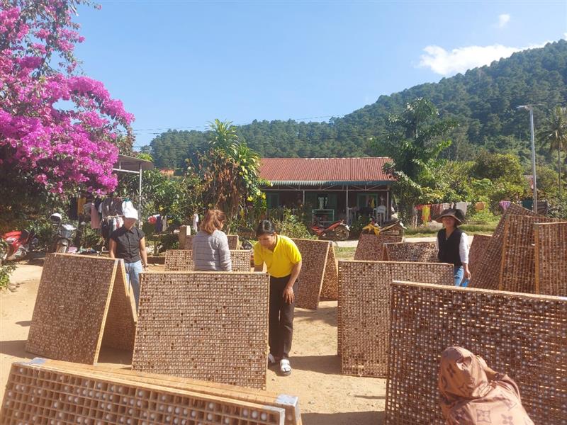Hội viên Phụ nữ mô hình liên kết trồng dâu nuôi tằm xã Đạ Long tham gia tập huấn kỹ thuật nuôi tằm