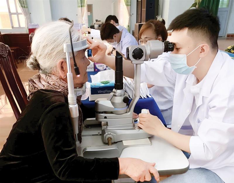 Chương trình “Vì mắt sáng cộng đồng” chăm sóc mắt miễn phí cho người dân tại huyện Đơn Dương
