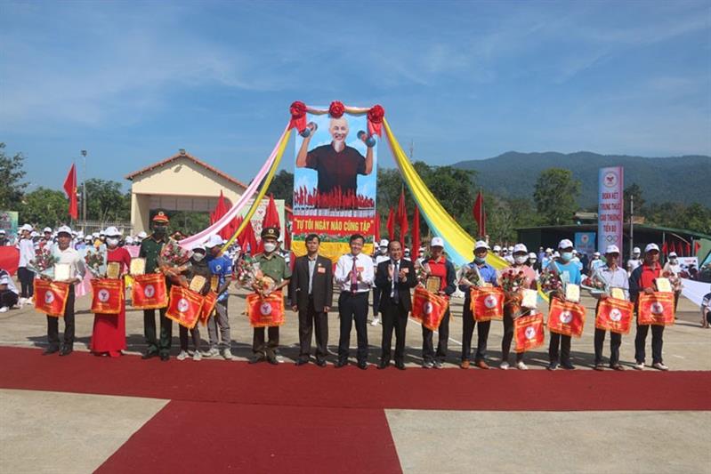 Các đồng chí lãnh đạo Sở Văn hóa Thể thao và Du lịch tỉnh và địa phương tặng hoa và cờ lưu niệm