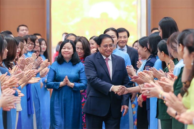 Thủ tướng Phạm Minh Chính với các đại biểu dự Hội nghị đối thoại với phụ nữ Việt Nam, ngày 15/10/2022. (Ảnh: VGP)