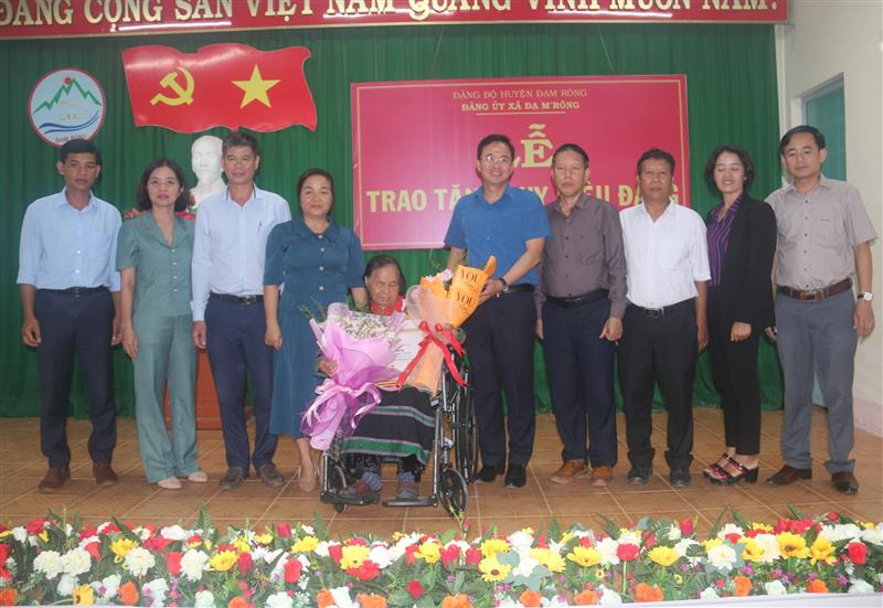 Đồng chí Nguyễn Văn Lộc – Bí thư Huyện ủy cùng các đồng chí Thường trực Huyện ủy và Đảng ủy xã Đạ M’rông tại lễ trao Huy hiệu Đảng cho đảng viên Đa Cắt K’Grêng