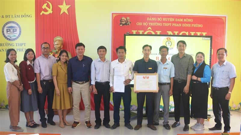 Lãnh đạo Công đoàn Giáo dục tỉnh trao giấy công nhận công trình cho Trường THPT Phan Đình Phùng