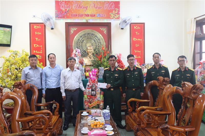 Đồng chí Trương Hữu Đồng - Chủ tịch UBND huyện tặng quà, chúc tết cán bộ, chiến sĩ Ban Chỉ huy Quân sự 
