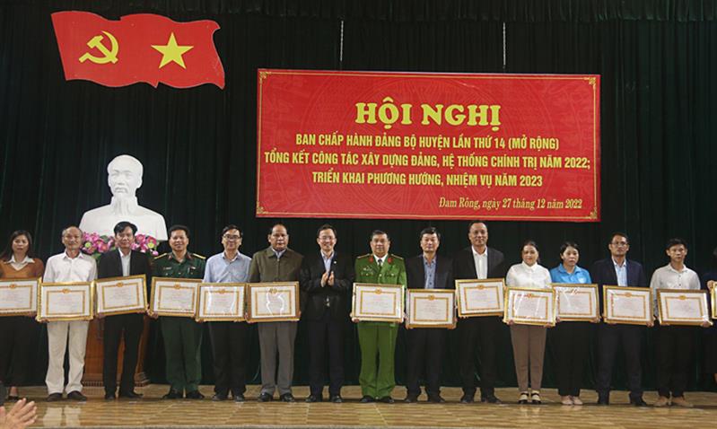 Đồng chí Nguyễn Văn Lộc – Bí thư Huyện ủy tặng giấy khen cho 17 cá nhân có thành tích xuất sắc trong thực hiện Nghị quyết 05