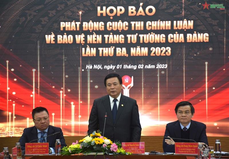 Đồng chí Nguyễn Xuân Thắng (đứng giữa) phát động cuộc thi chính luận về bảo vệ nền tảng tư tưởng của Đảng, đấu tranh phản bác các quan điểm sai trái, thù địch lần thứ ba - năm 2023.