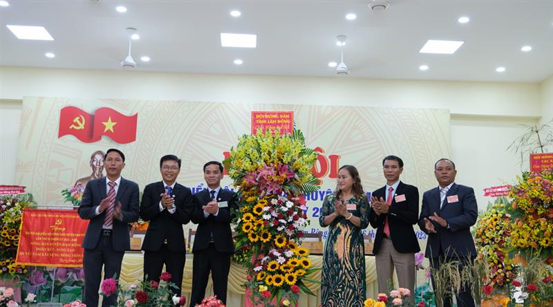 Đồng chí Đa Cát Vinh – Chủ tịch Hội Nông dân tỉnh Lâm Đồng tặng hoa chúc mừng