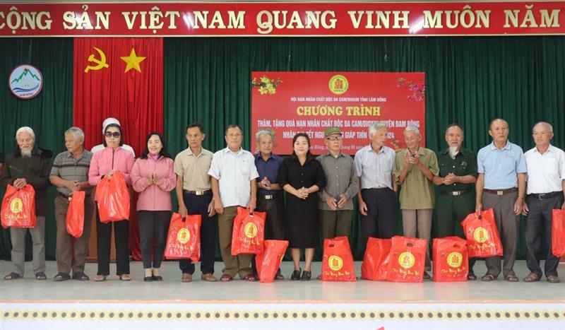 Đại diện lãnh đạo Huyện ủy Đam Rông trao quà Tết cho nạn nhân chất độc da cam