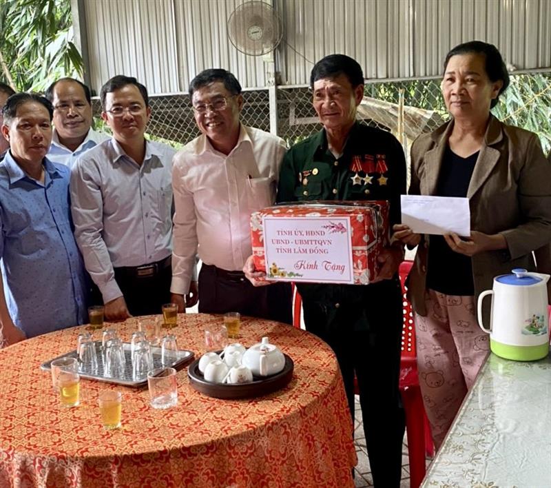 đồng chí Võ Ngọc Hiệp - Ủy viên Ban Thường vụ Tỉnh ủy, Chủ tịch Ủy ban MTTQ Việt Nam tỉnh làm trưởng đoàn đã đến thăm, tặng quà gia đình chính sách tiêu biểu trên địa bàn huyện