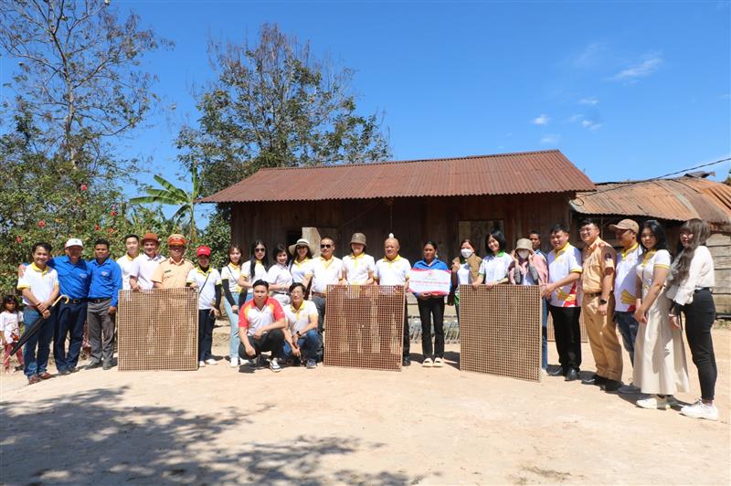Tỉnh Đoàn cùng Hội Doanh nhân trẻ tỉnh Lâm Đồng và đại diện Phòng CSGT Công an tỉnh đến thăm nhà và trao tặng mô hình sinh kế cho thanh niên khó khăn