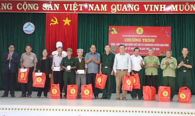 Đại diện lãnh đạo UBND huyện Đam Rông trao quà Tết cho các nạn nhân chất độc da cam