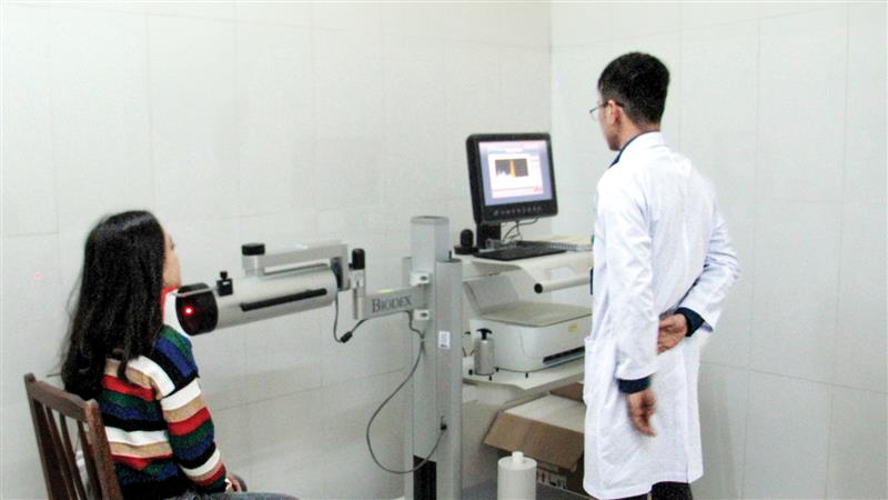 Kỹ sư Khoa Y học hạt nhân BVĐK Lâm Đồng đang ghi đo độ tập trung tuyến giáp trên bệnh nhân bướu cổ nhằm đánh giá trước và sau điều trị