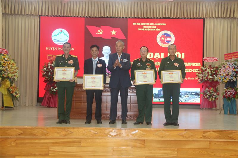 Đồng chí Hà Phước Toản - Chủ tịch Hội Hữu nghị Việt Nam - Campuchia tỉnh Lâm Đồng trao giấy khen cho tập thể và cá nhân