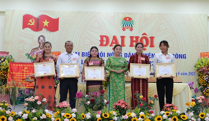 Tặng giấy khen của UBND huyện Đam Rông cho các cá nhân, tập thể