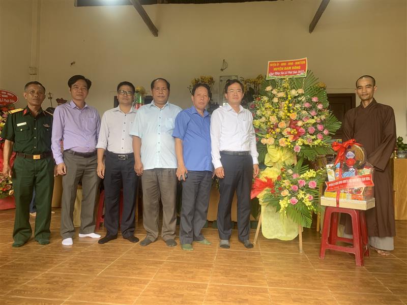 Đồng chí Nguyễn Văn Lộc - Tỉnh ủy viên, Bí thư Huyện ủy, Chủ tịch HĐND huyện thăm, tặng hoa chúc mừng Đại lễ Phật đản - Phật lịch 2566