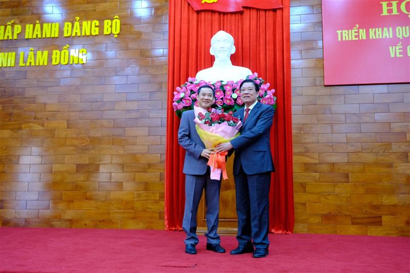Đồng chí Phan Đình Trạc - Trưởng ban Nội chính Trung ương tặng hoa chúc mừng đồng chí Nguyễn Thái Học