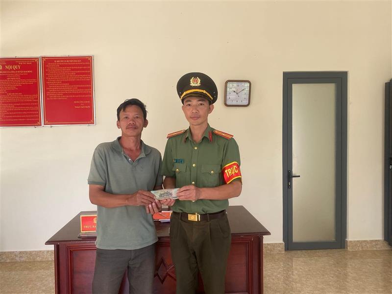 Anh Lê Văn Tuyến - Người nhặt được số tiền 29.500.000đ, bàn giao lại cho trực ban Công an huyện. Anh Lê Văn Tuyến - Người nhặt được số tiền 29.500.000đ, bàn giao lại cho trực ban Công an huyện.
