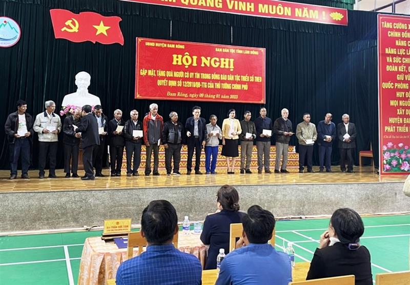 Bà Phạm Thị Phước An và đại diện lãnh đạo huyện Đam Rông trao quà cho Người có uy tín Bà Phạm Thị Phước An và đại diện lãnh đạo huyện Đam Rông trao quà cho Người có uy tín