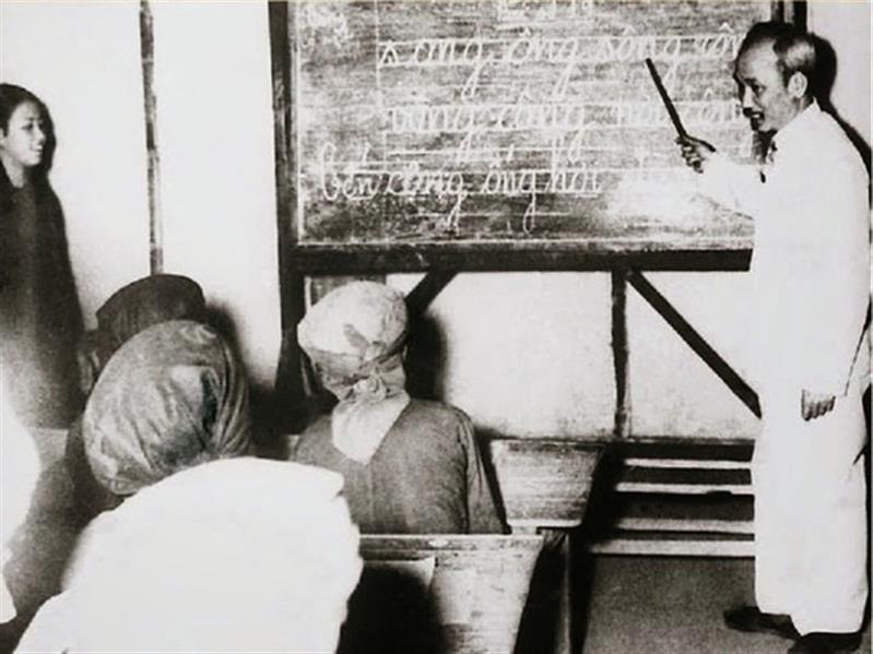 Bác Hồ thăm lớp bổ túc văn hóa ở khu Lương Yên, Hà Nội, năm 1956. ảnh sưu tầm.jpg Bác Hồ thăm lớp bổ túc văn hóa ở khu Lương Yên, Hà Nội, năm 1956. ảnh sưu tầm.jpg