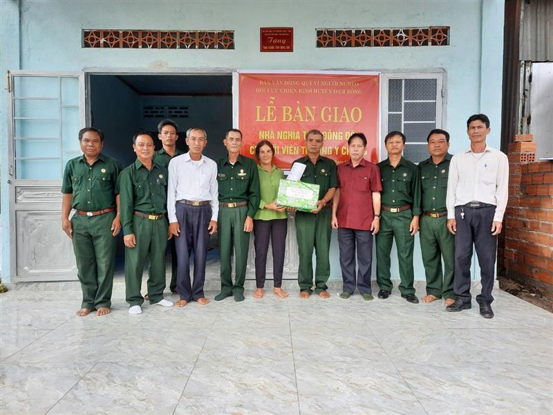 Bàn giao nhà nghĩa tình đồng đội cho hội viên Tu Lung Y Chung tại xã Đạ Rsal