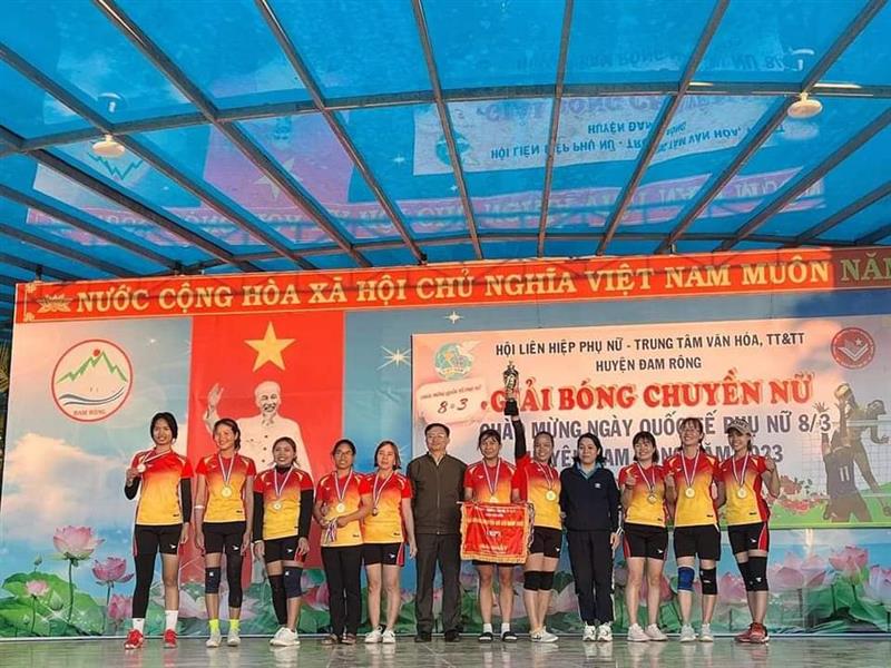 Ban Tổ chức giải chụp hình cùng đội bóng chuyền nữ xã Đạ Tông đạt giải nhất