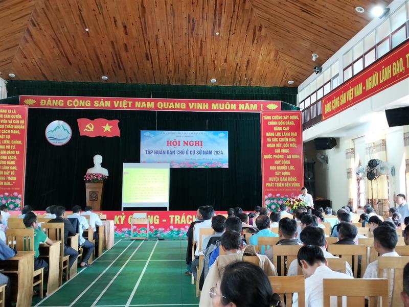 Báo cáo viên của Ban Chỉ đạo QCDC tỉnh tuyên truyền, quán triệt tại Hội nghị.jpg Báo cáo viên của Ban Chỉ đạo QCDC tỉnh tuyên truyền, quán triệt tại Hội nghị.jpg