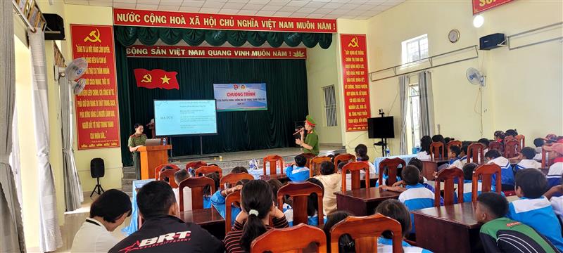 Báo cáo viên của Công an huyện tổ chức tuyên truyền phòng chống ma túy Báo cáo viên của Công an huyện tổ chức tuyên truyền phòng chống ma túy