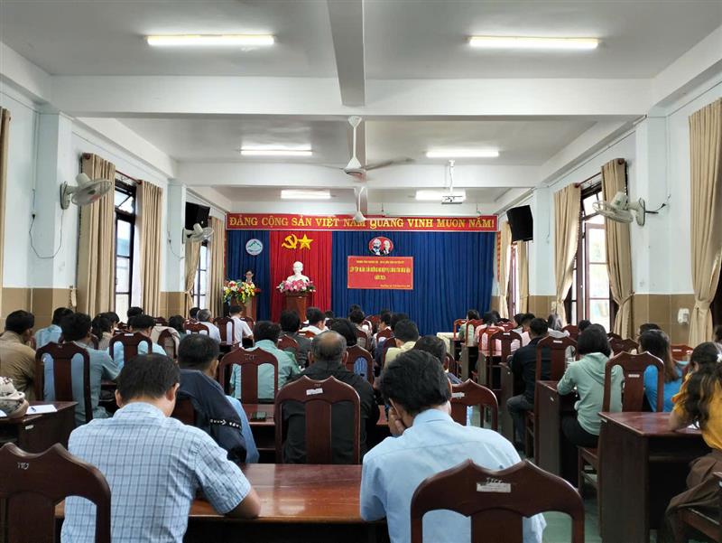 Báo cáo viên của Phòng Nội vụ huyện lên chuyên đề về công tác dân tộc trên địa bàn huyện.jpg Báo cáo viên của Phòng Nội vụ huyện lên chuyên đề về công tác dân tộc trên địa bàn huyện.jpg