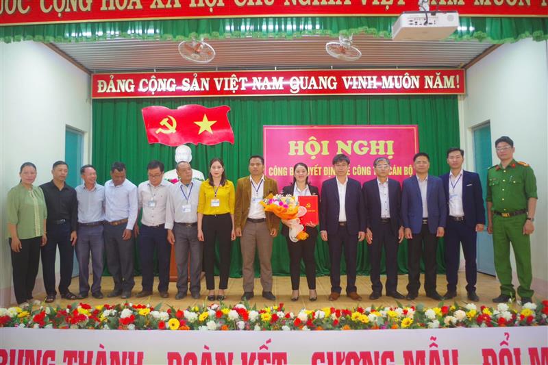 BCH Đảng ủy xã chụp ảnh lưu niệm cùng đồng chí Bí thư Đảng ủy xã Đạ M'Rông.jpg BCH Đảng ủy xã chụp ảnh lưu niệm cùng đồng chí Bí thư Đảng ủy xã Đạ M'Rông.jpg