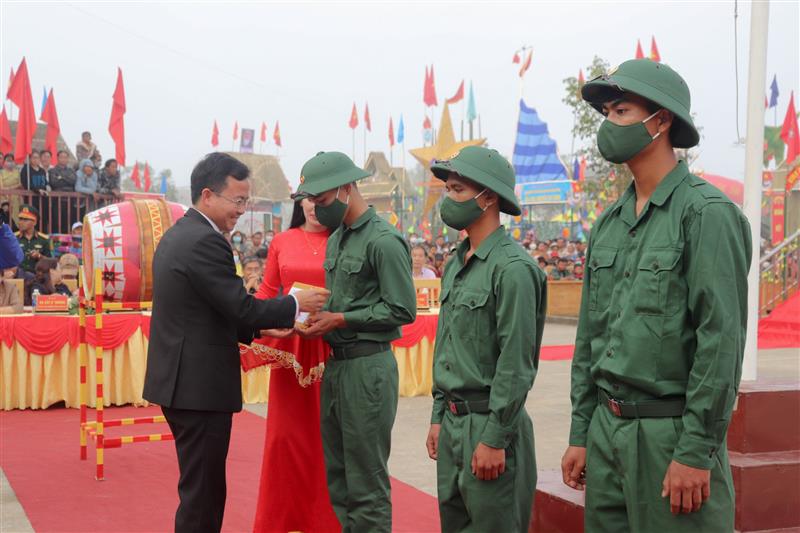 Bí thư Huyện ủy Nguyễn Văn Lộc trao quà và động viên thanh niên lên đường nhập ngũ