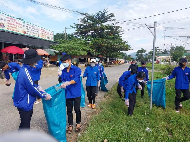 Các đoàn viên, thanh niên thu gom rác thải bảo vệ môi trường