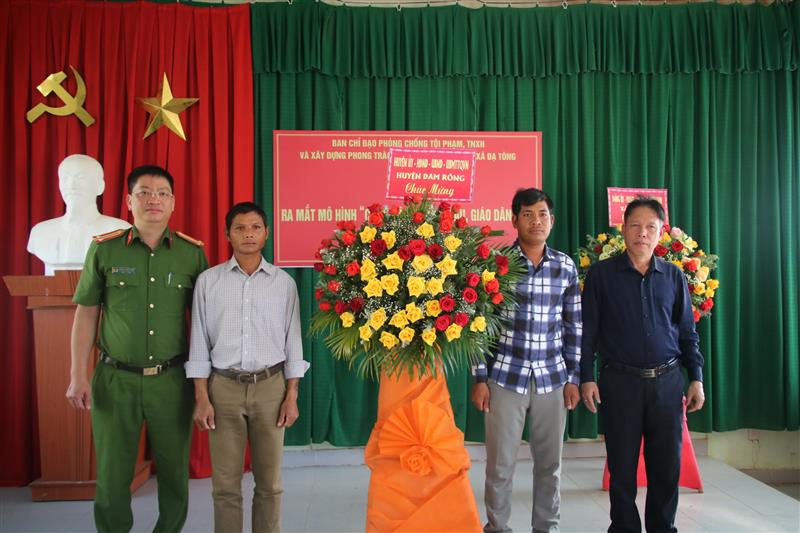 Các đồng chí lãnh đạo huyện tặng hoa chúc mừng ra mắt mô hình