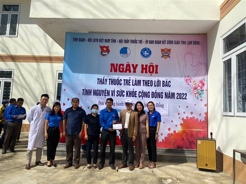 Các đồng chí lãnh đạo trao quà hỗ trợ trong chương trình Ngày hội Các đồng chí lãnh đạo trao quà hỗ trợ trong chương trình Ngày hội