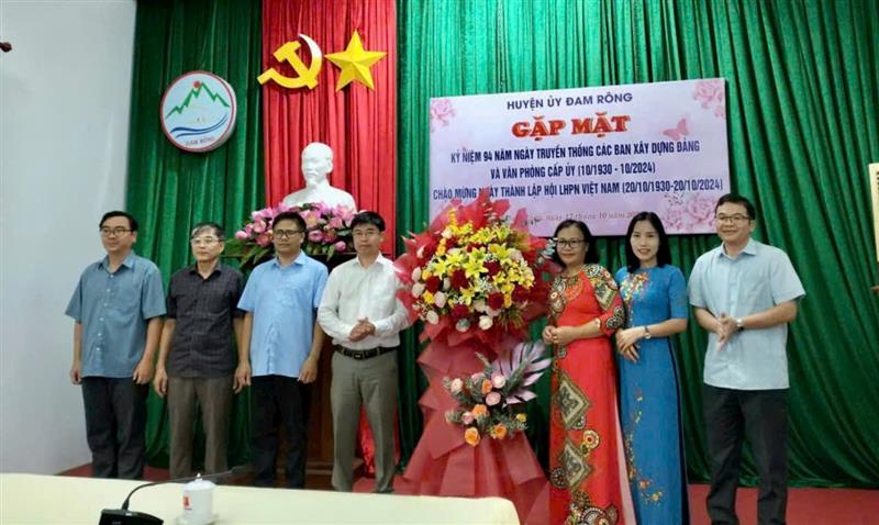 Các đồng chí Ủy viên Ban Thường vụ Huyện ủy tặng hoa chúc mừng Hội LHPN huyện Đam Rông.jpg Các đồng chí Ủy viên Ban Thường vụ Huyện ủy tặng hoa chúc mừng Hội LHPN huyện Đam Rông.jpg