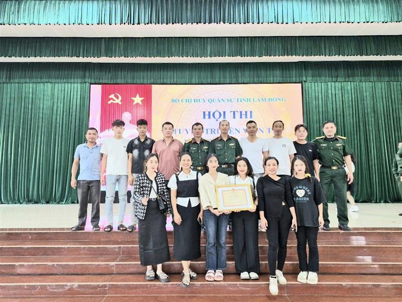 Các thành viên Đoàn BCH Quân sự huyện chụp hình lưu niệm tại hội thi.jpg Các thành viên Đoàn BCH Quân sự huyện chụp hình lưu niệm tại hội thi.jpg