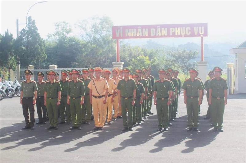 Cán bộ, chiến sĩ các đơn vị thuộc Công an huyện, xã tham gia Lễ ra quân
