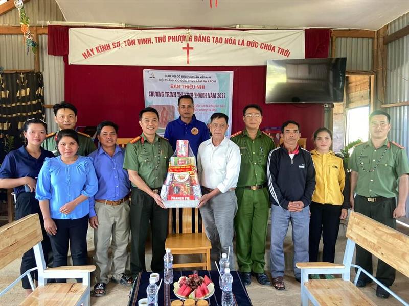 Cán bộ chiến sĩ công an thăm, tặng quà Hội thánh cơ đốc phục lâm Đa Kao II, xã Đạ Tông Cán bộ chiến sĩ công an thăm, tặng quà Hội thánh cơ đốc phục lâm Đa Kao II, xã Đạ Tông
