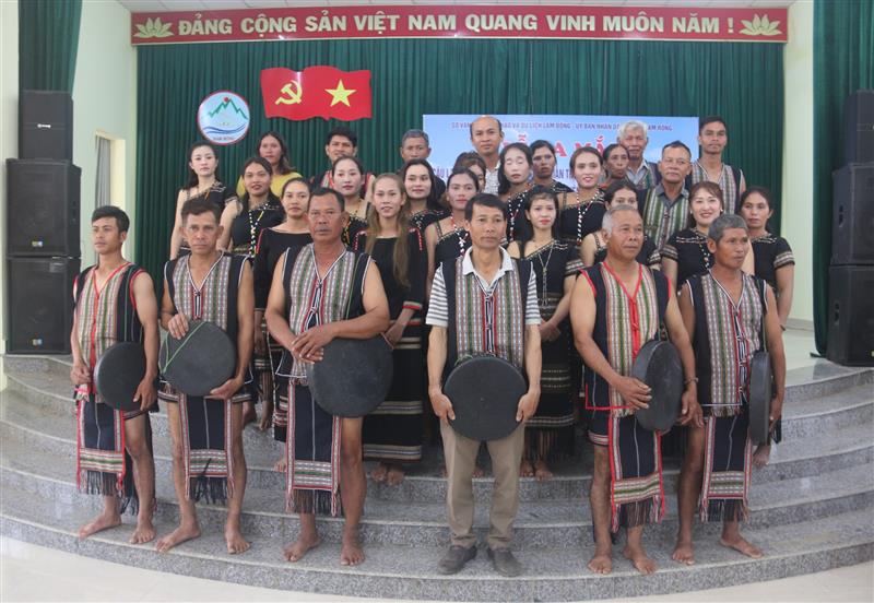 Câu lạc bộ cồng chiêng thôn Liêng Trang 1, xã Đạ Tông hình coppy.jpg Câu lạc bộ cồng chiêng thôn Liêng Trang 1, xã Đạ Tông hình coppy.jpg