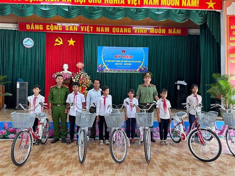 Chi đoàn Công an huyện phối hợp trao xe đạp cho học sinh ở xã Liêng Srônh