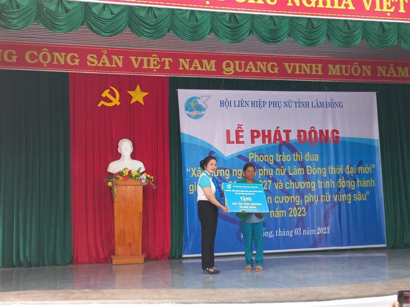 Chủ tịch Hội LHPN tỉnh trao bảng khởi công công trình Mái ấm tình thương cho hội viên Chủ tịch Hội LHPN tỉnh trao bảng khởi công công trình Mái ấm tình thương cho hội viên