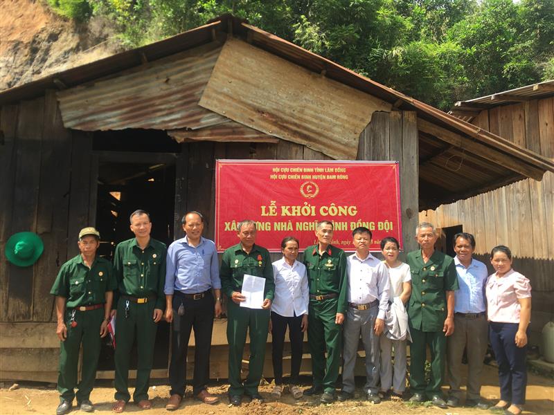 Chụp hình lưu niệm tại lễ khởi công nhà cho Cựu chiến binh Y Par, thôn 5 xã Liêng Sônh.jpg Chụp hình lưu niệm tại lễ khởi công nhà cho Cựu chiến binh Y Par, thôn 5 xã Liêng Sônh.jpg