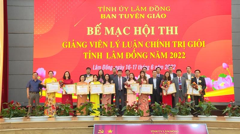 Cô Nguyễn Thị Thiện - Trung Tâm chính trị huyện Đam Rông giành giả nhì hội thi giảng viên lý luận chính trị giỏi năm 2022 (đứng thứ 5 từ phải qua trái).