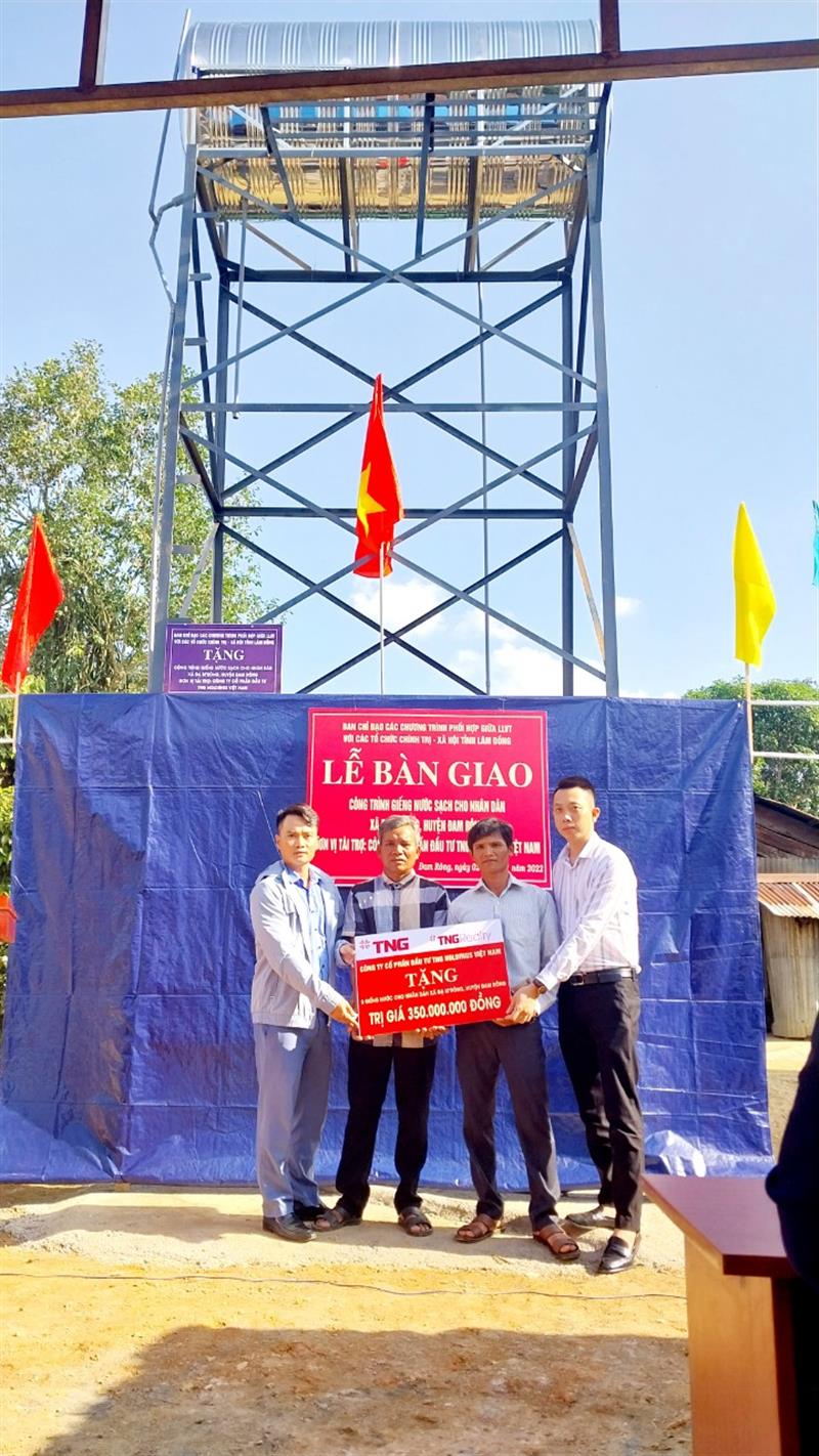 Công ty cổ phần đầu tư TNG Holdings Việt Nam  trao bảng tượng trưng cho đại diện  nhân dân thôn Tu La, xã Đạ M'rông