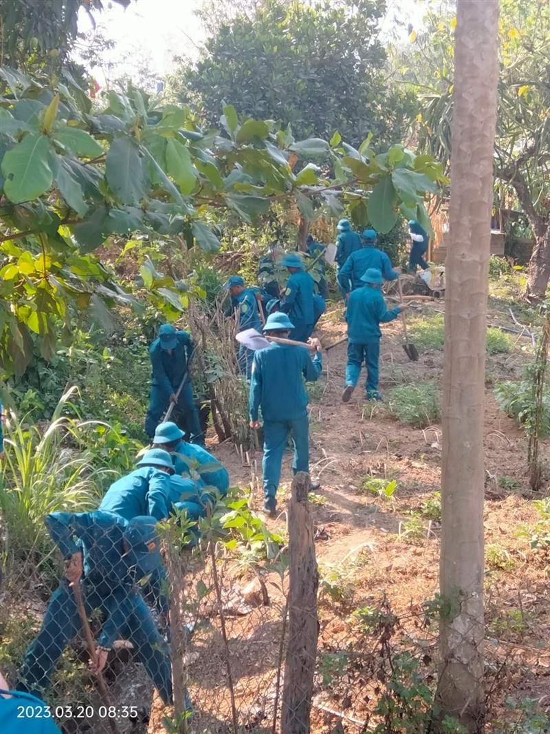 Dân quân xã Đạ M'Rông, tham gia nạo vét kênh mương với chiều dài hơn 1km Dân quân xã Đạ M'Rông, tham gia nạo vét kênh mương với chiều dài hơn 1km